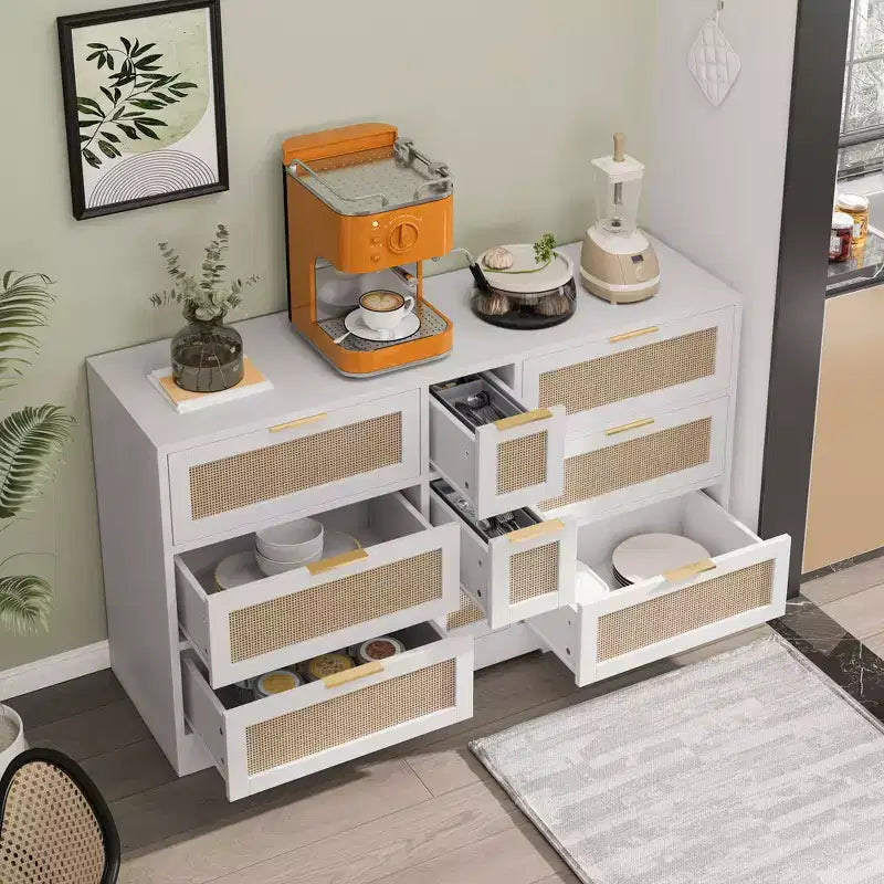 Cassettiera a 9 cassetti con dettagli in rattan e maniglie in legno