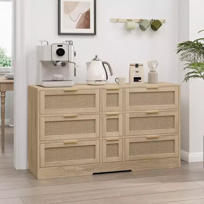 Cassettiera a 9 cassetti con dettagli in rattan e maniglie in legno