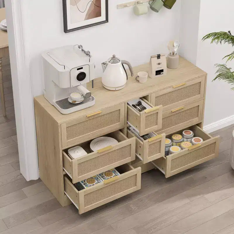 Cassettiera a 9 cassetti con dettagli in rattan e maniglie in legno