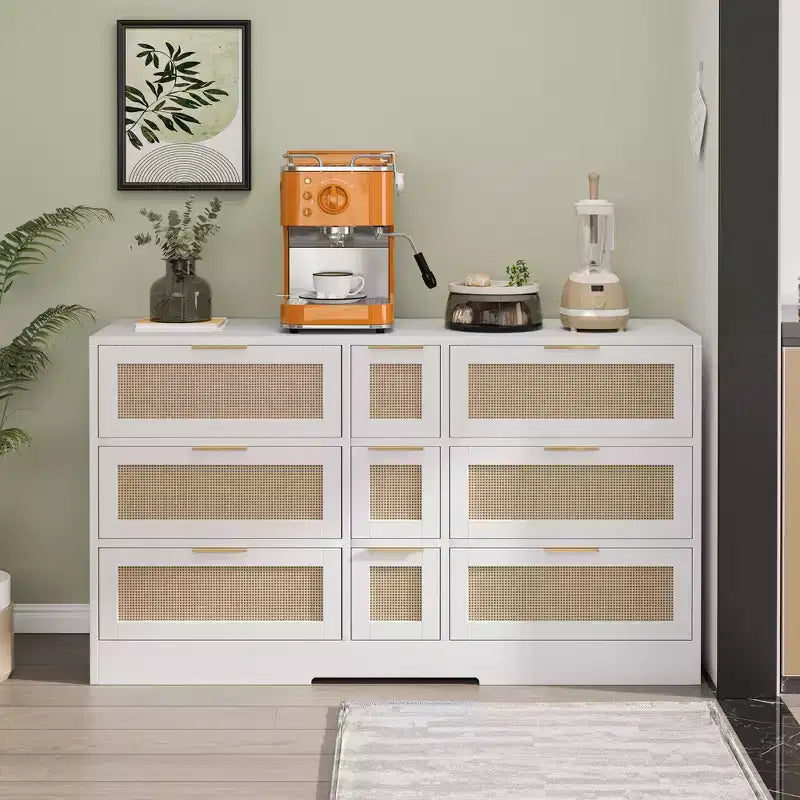 Cassettiera a 9 cassetti con dettagli in rattan e maniglie in legno