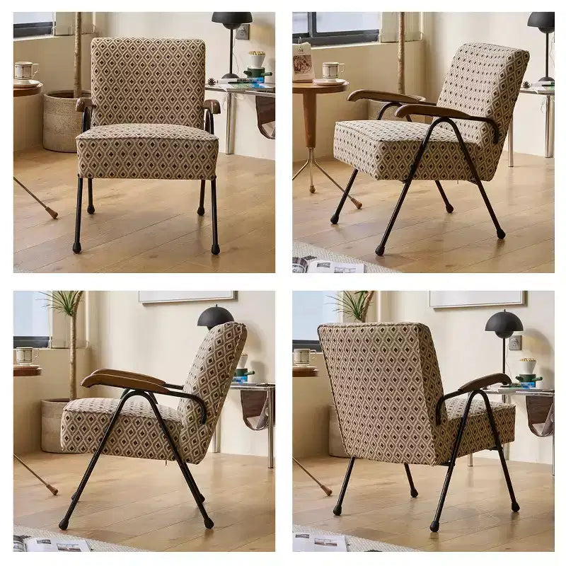 Poltrona con schienale alto e braccioli, design ad ali e base a X in metallo
