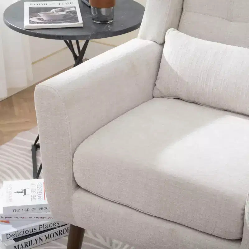 Poltroncina in ciniglia con schienale ergonomico, gambe affusolate in legno e cuscino decorativo, capacità 125 kg