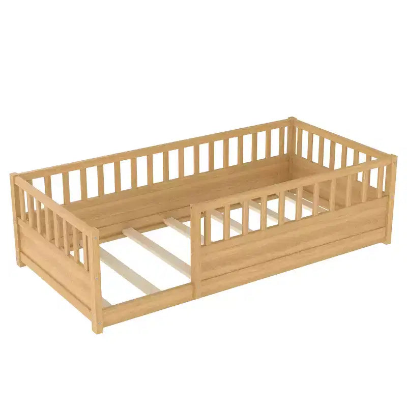 Letto a piattaforma in legno di pino con sponda alta di sicurezza per bambini, misure singolo e piazza e mezza