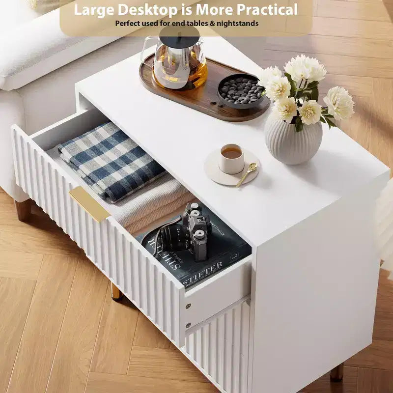 Comodino/Cassettiera a 3 cassetti con scanalature, 68 cm di larghezza, in legno, per camera da letto o soggiorno