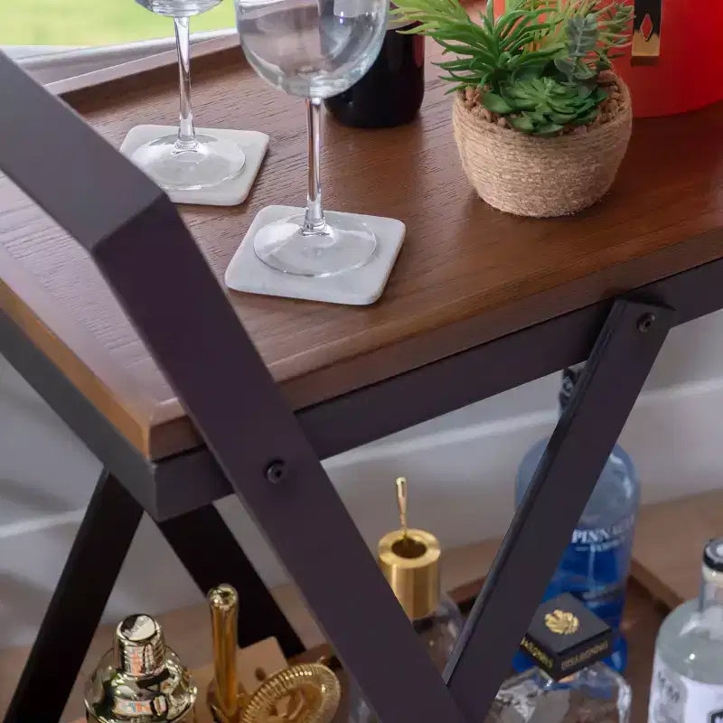 Carrello da bar rustico da fattoria con ruote e ripiani fissi