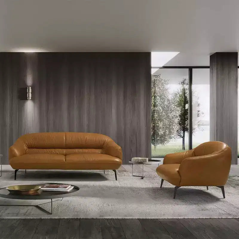 Divano in pelle color cognac da 168 cm con cuscini morbidi e gambe in metallo, quattro posti