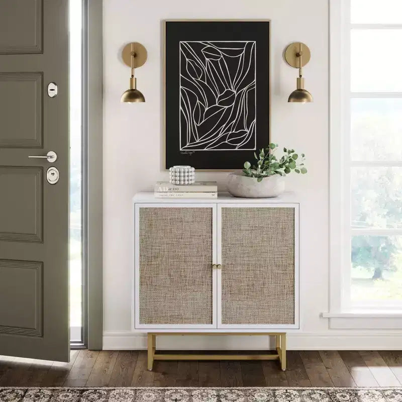 Mobiletto contenitore in rattan con finitura in rovere bianco, gambe in metallo ottonato e ripiano regolabile, altezza 81 cm