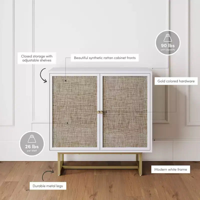Mobiletto contenitore in rattan con finitura in rovere bianco, gambe in metallo ottonato e ripiano regolabile, altezza 81 cm