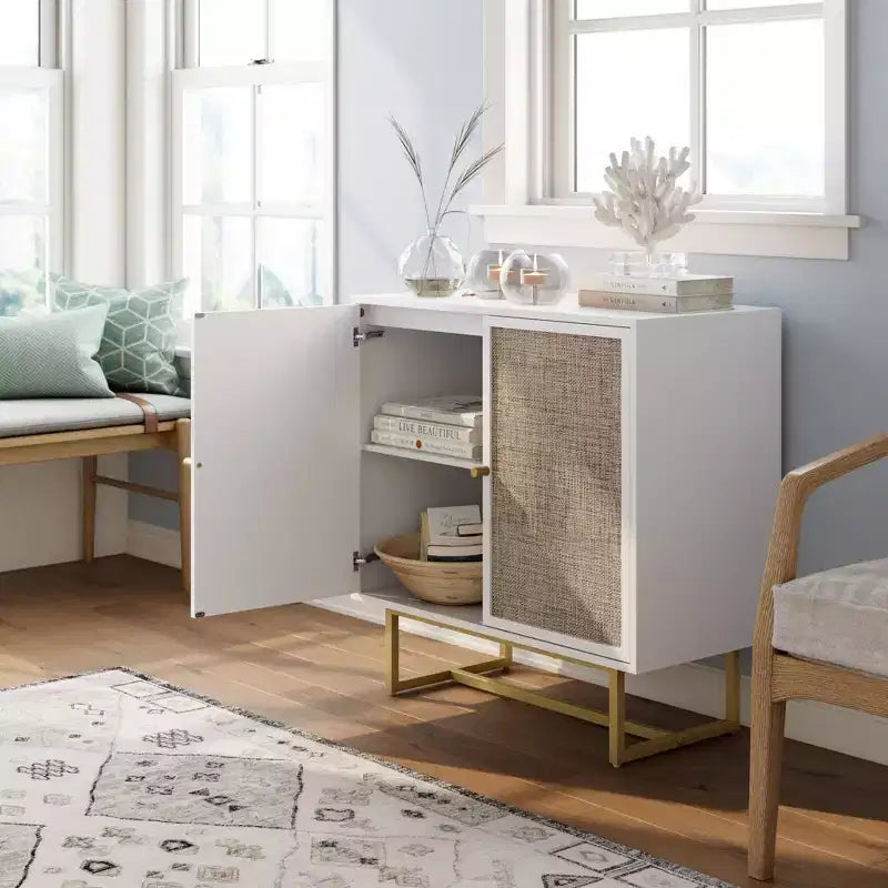 Mobiletto contenitore in rattan con finitura in rovere bianco, gambe in metallo ottonato e ripiano regolabile, altezza 81 cm