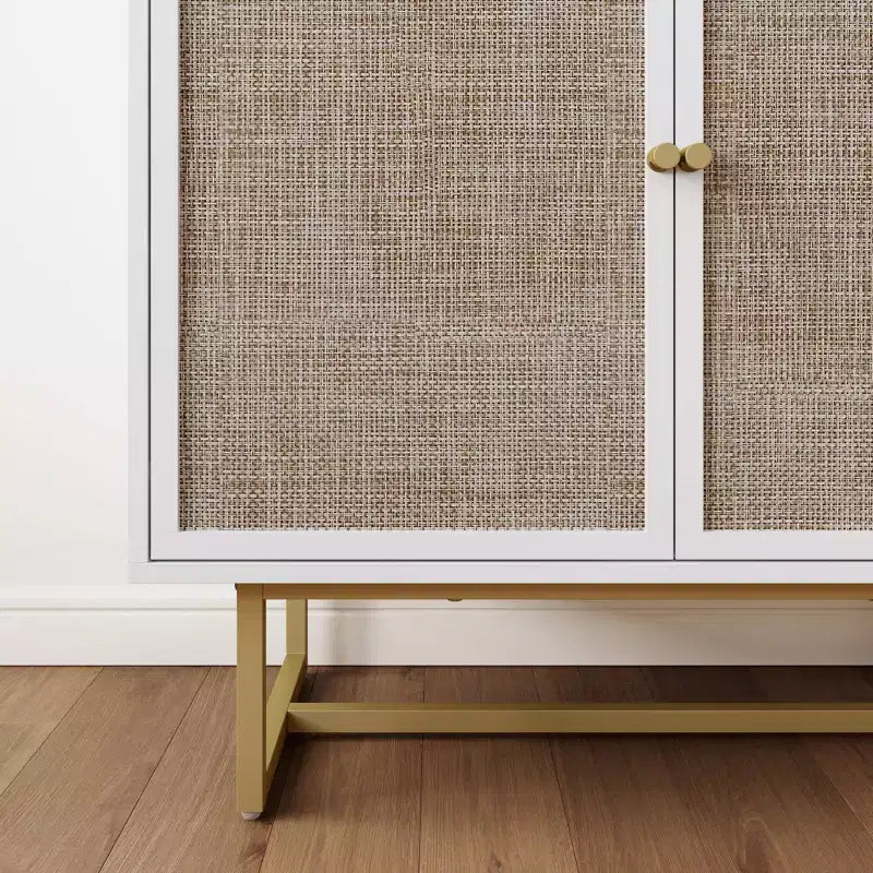 Mobiletto contenitore in rattan con finitura in rovere bianco, gambe in metallo ottonato e ripiano regolabile, altezza 81 cm