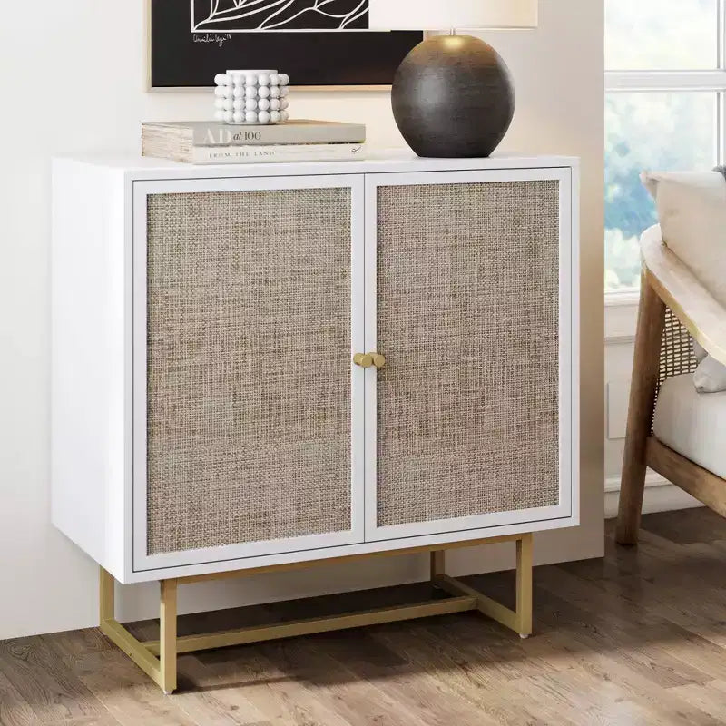 Mobiletto contenitore in rattan con finitura in rovere bianco, gambe in metallo ottonato e ripiano regolabile, altezza 81 cm