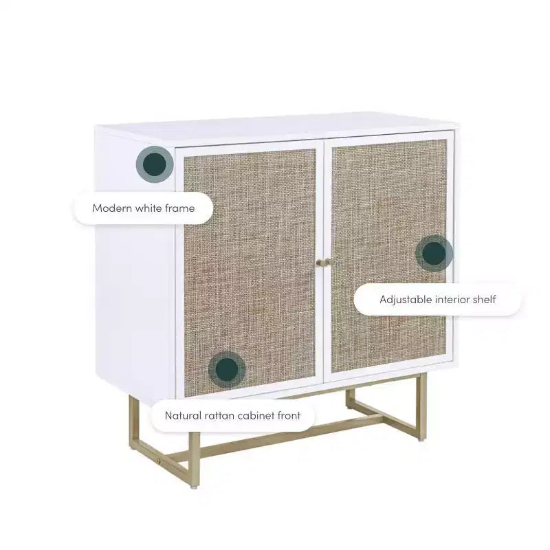 Mobiletto contenitore in rattan con finitura in rovere bianco, gambe in metallo ottonato e ripiano regolabile, altezza 81 cm