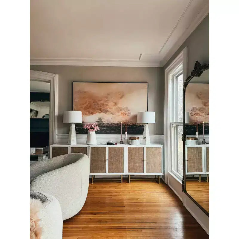 Mobiletto contenitore in rattan con finitura in rovere bianco, gambe in metallo ottonato e ripiano regolabile, altezza 81 cm