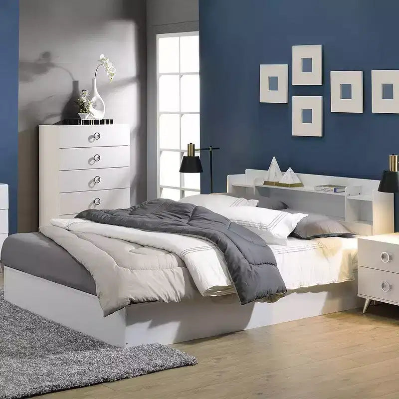 Letto Queen Size con Pedana e Testiera Contenitore, Finitura Bianca, Dettagli Cromati e Gambe a Forcina in Metallo