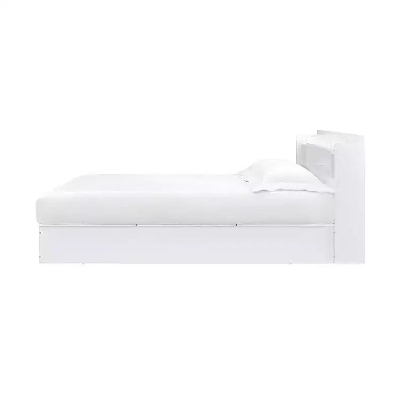 Letto Queen Size con Pedana e Testiera Contenitore, Finitura Bianca, Dettagli Cromati e Gambe a Forcina in Metallo
