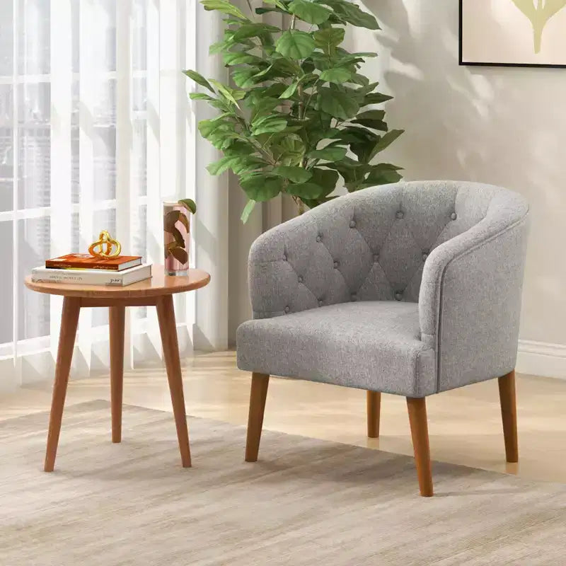 Poltrona imbottita di design con gambe in legno di caucciù