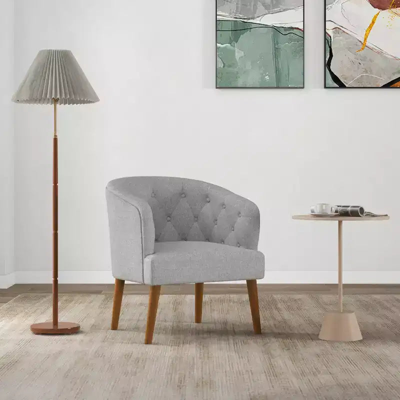 Poltrona imbottita di design con gambe in legno di caucciù