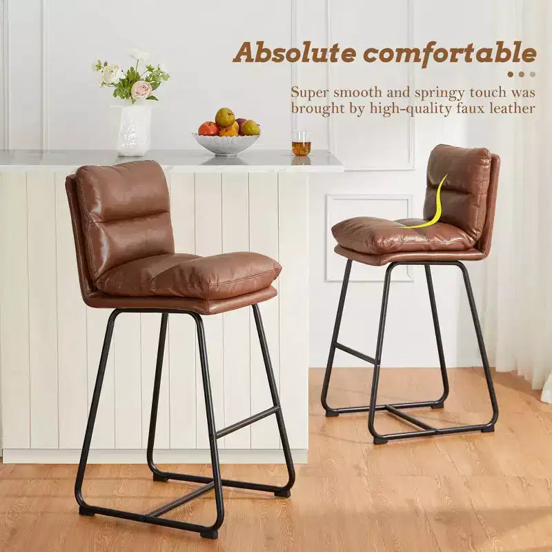 Set di 2 moderni sgabelli da bar in similpelle spessa con gambe in metallo placcato nero, altezza seduta 61 cm